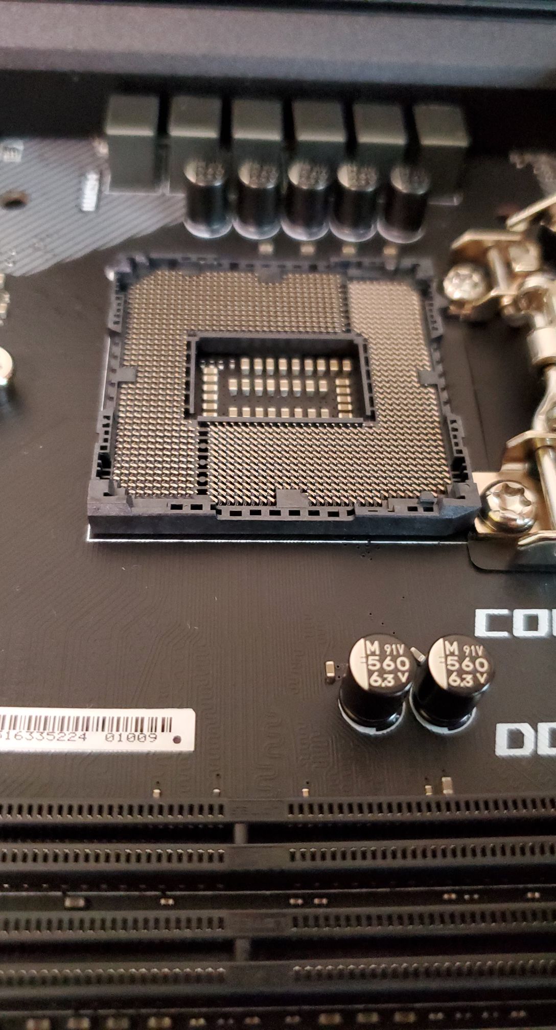 小白请问主板这针脚是歪的吗