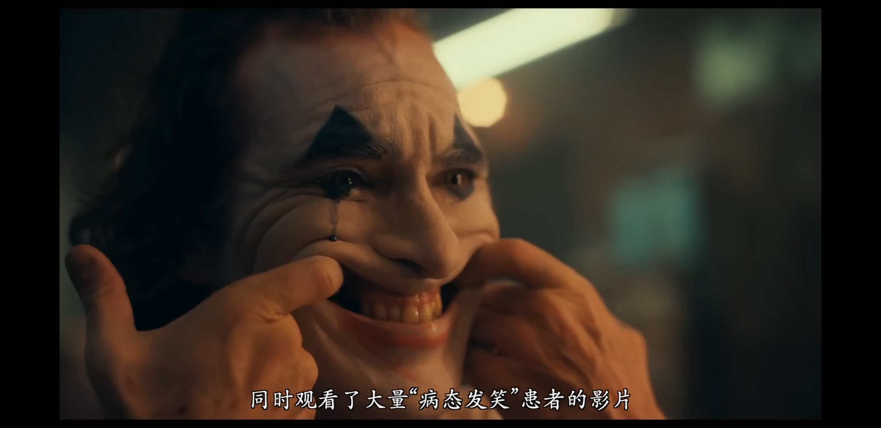 杰昆饰演小丑疯狂减重52磅研究大量政治暗杀书籍观看大量病态疯笑患者