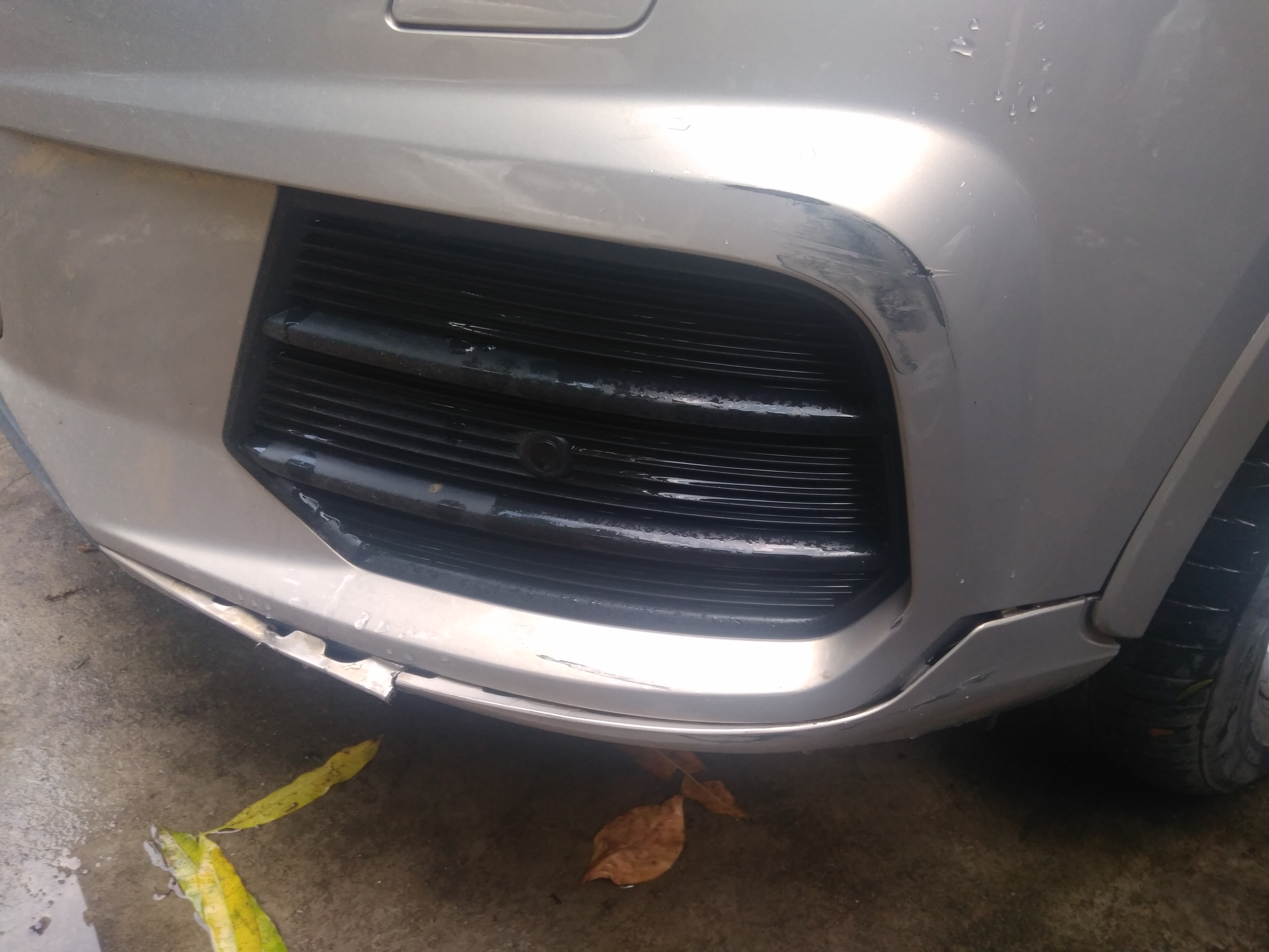 奥迪q3左前保险杠被电动车刮擦跑路了断了请问多少钱