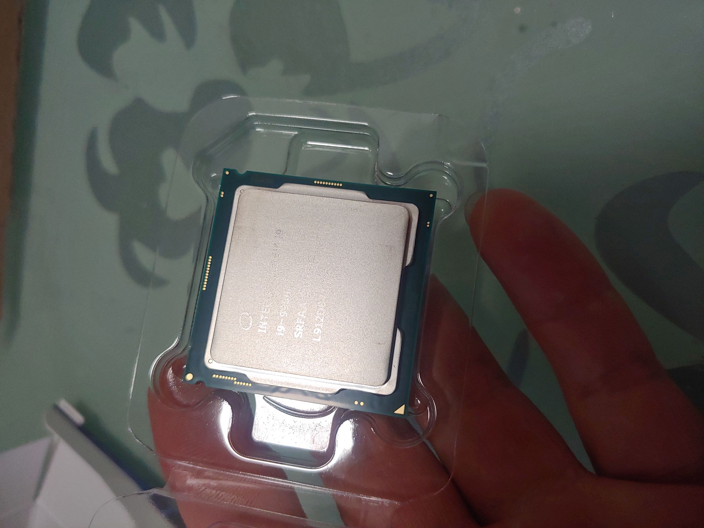 淘宝入的盒装9900kf大家鉴定下