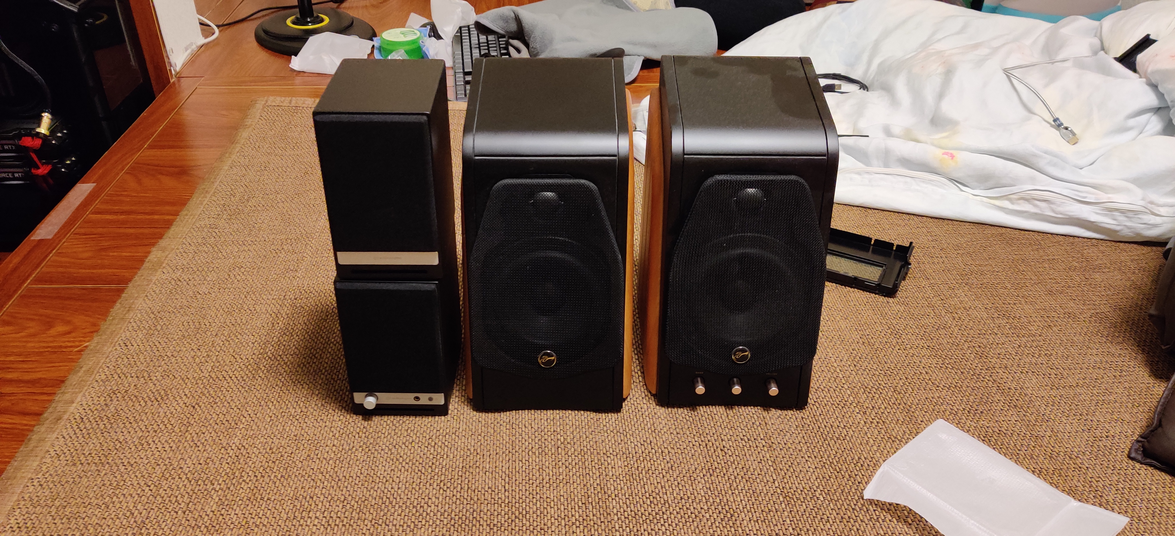 小喇叭声擎hd3到了把房间桌子重新整理了一下