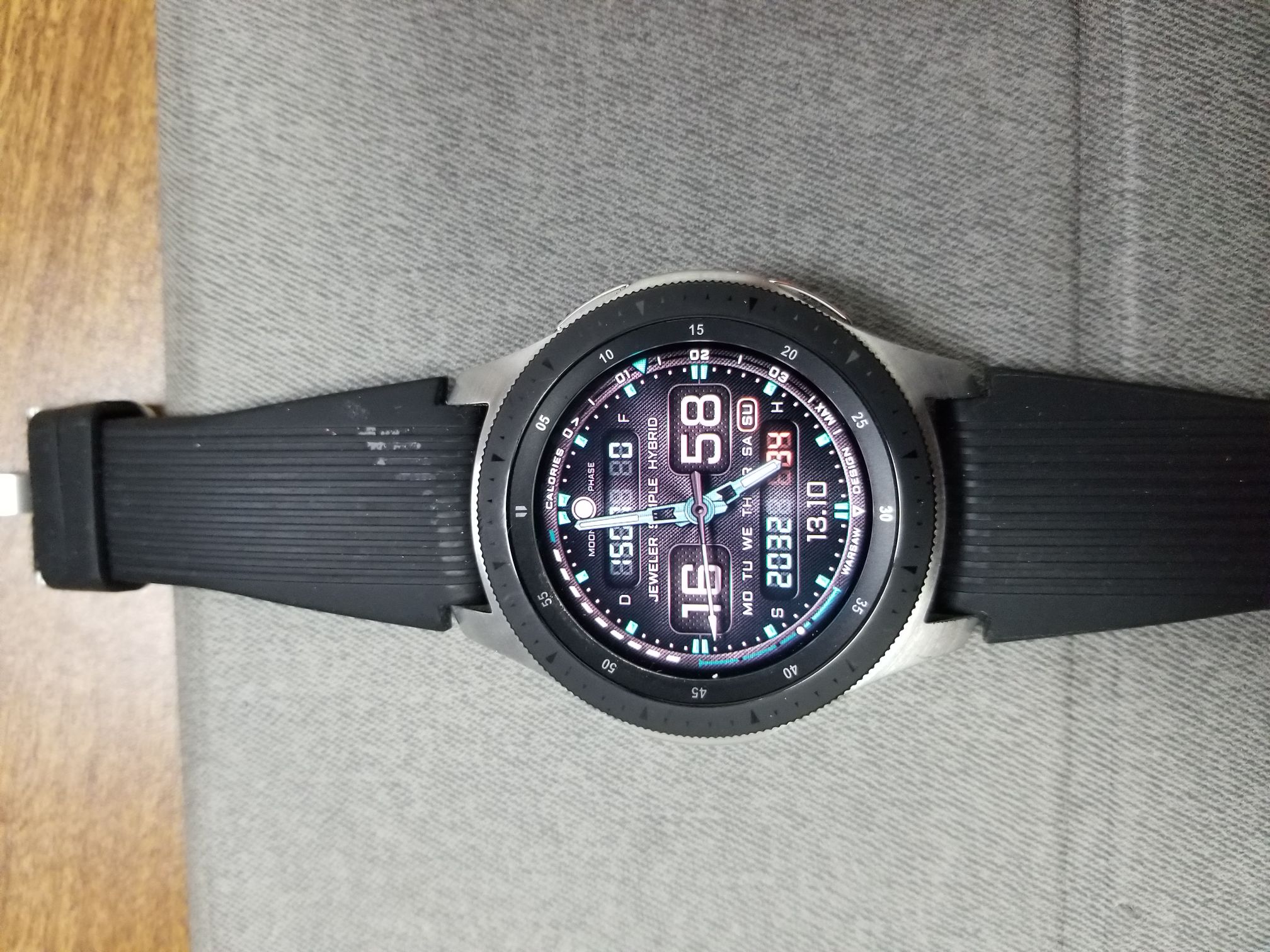 有没有屌大的说一下三星galaxy watch active怎么样?被外观毒到了