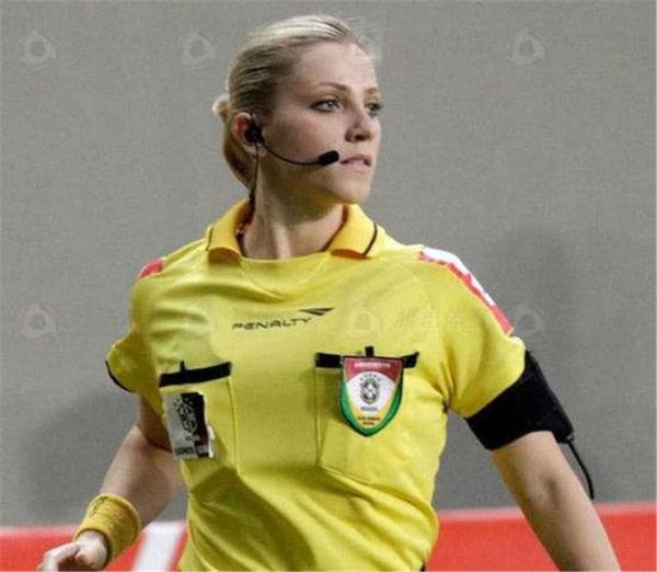 还记得那位擦汗后微笑的美女裁判吗