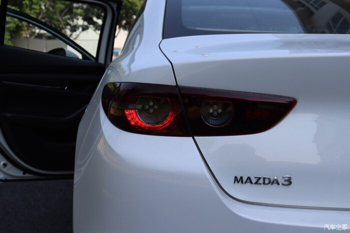 简配到尾灯上了,只有顶配和次顶配才是圆形尾灯,其余的都是半圆灯