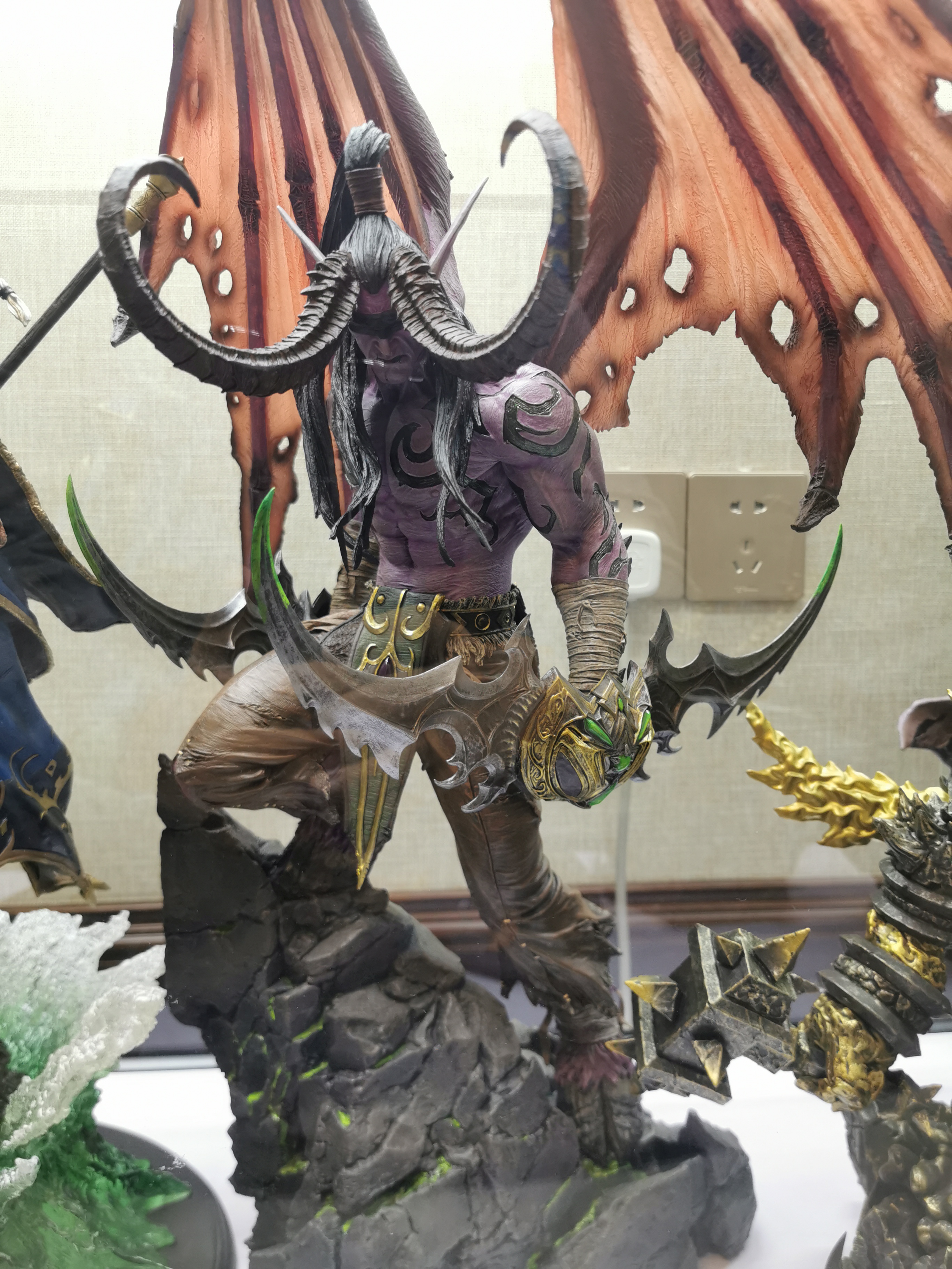 随着伊利丹来到我家中午他们团聚了