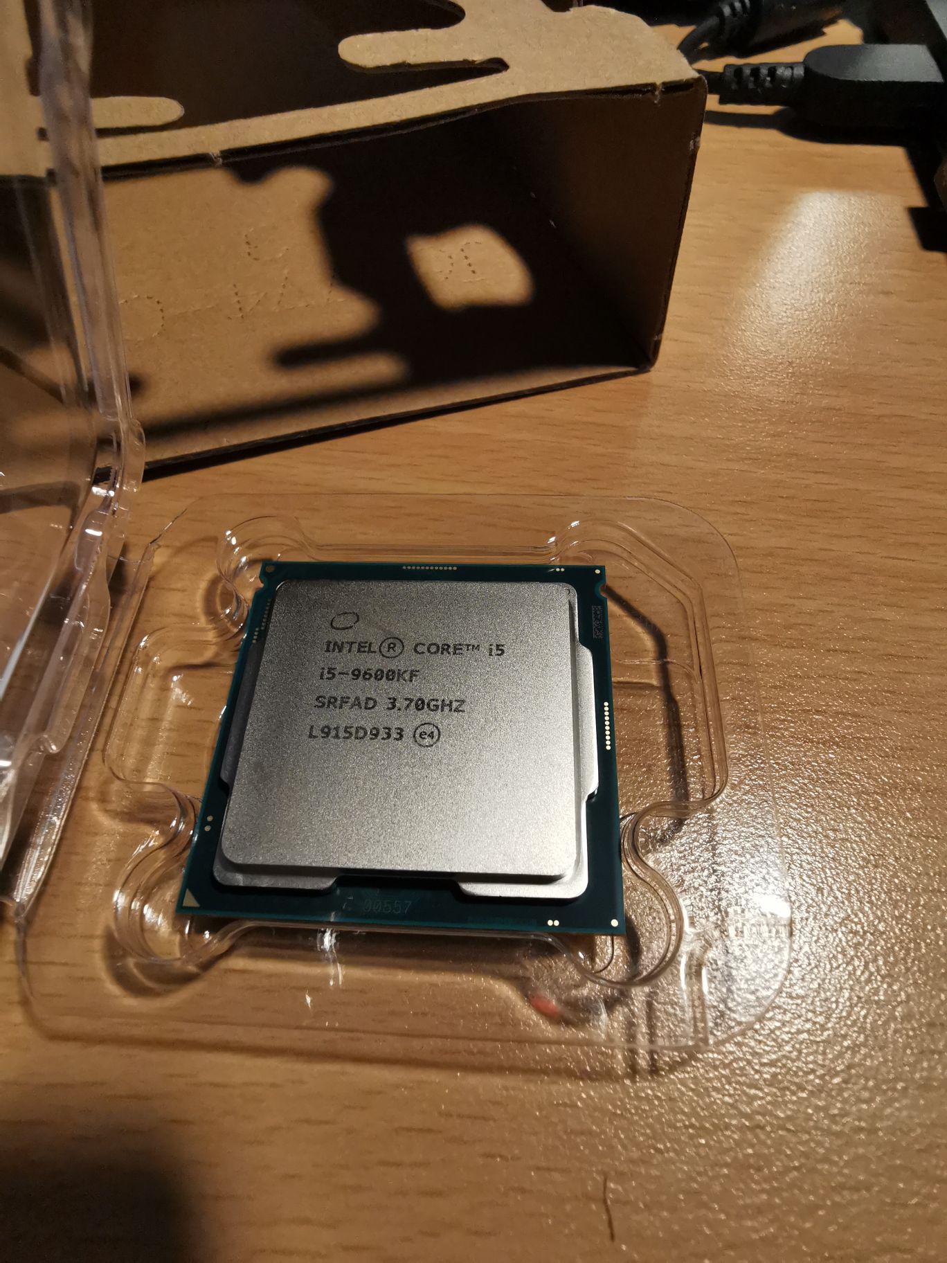 拼多多的9600kf到了马来西亚产的p0感觉有划痕