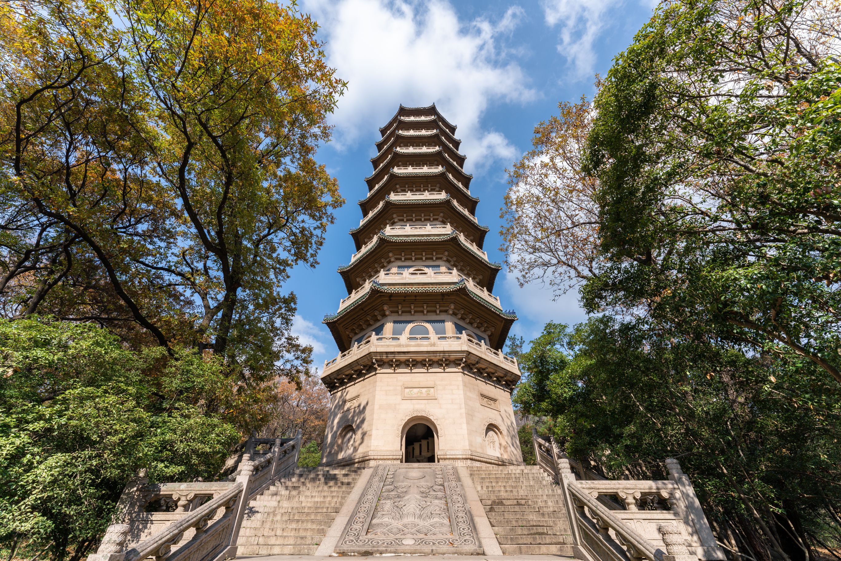 南京灵谷寺估计是今年最后一次好景了后面连续阴雨加降温估计就不行了