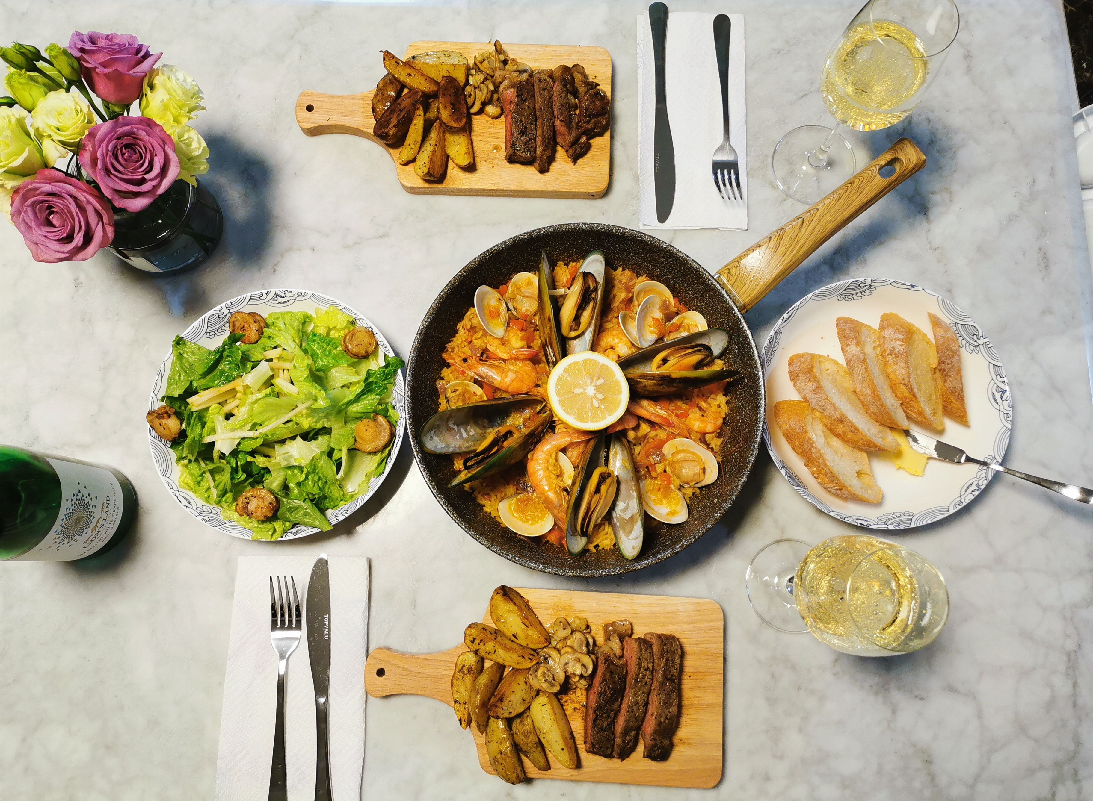 试菜晚餐:煎扇贝柱配青苹果沙拉,纽约牛排配口蘑土豆,西班牙海鲜饭