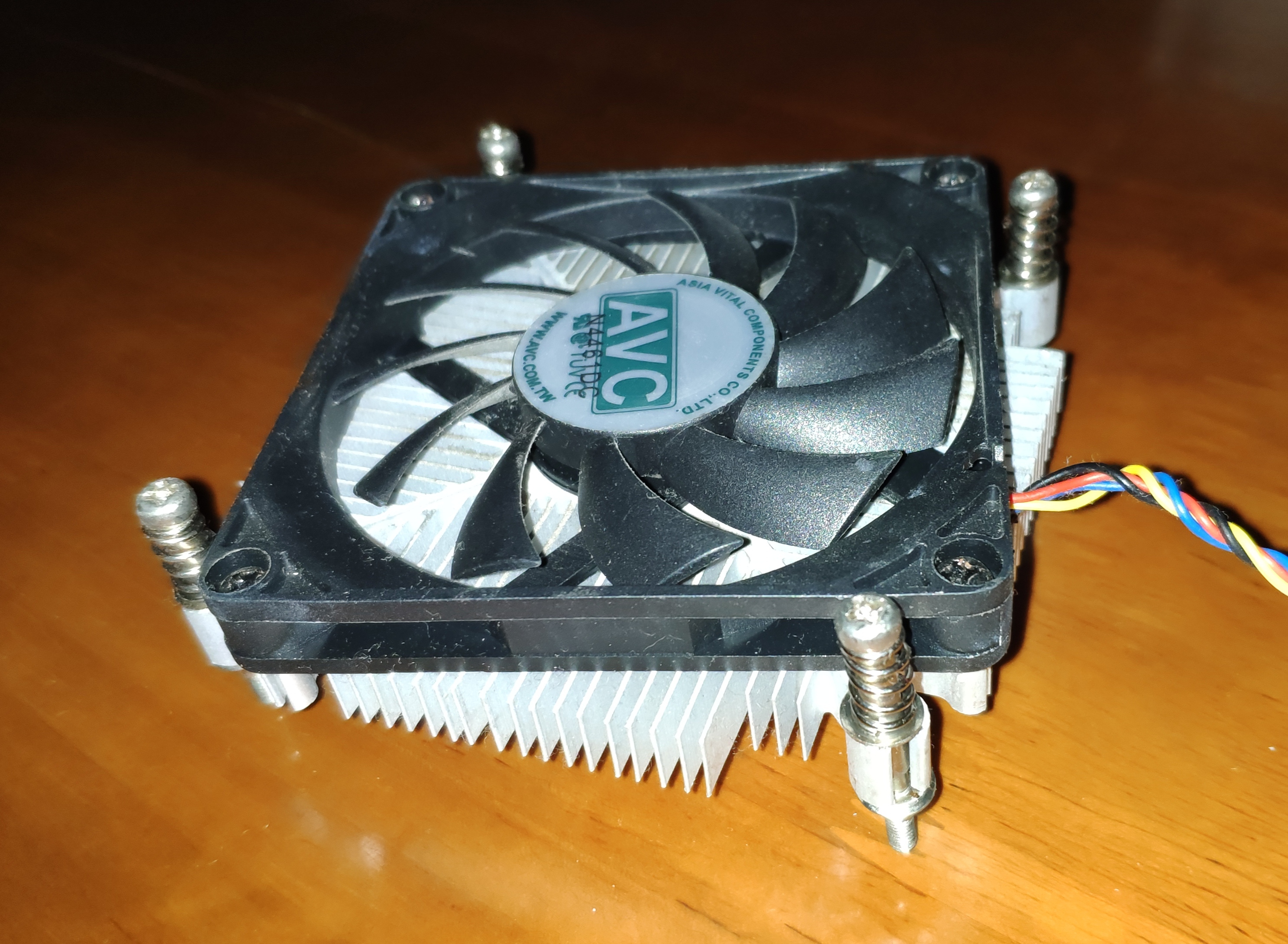 求问9400f盒装自带散热压的住吗