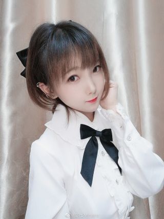 rng战队女装香锅外加十级美颜特别是扶眼镜那几张妈呀震撼我心