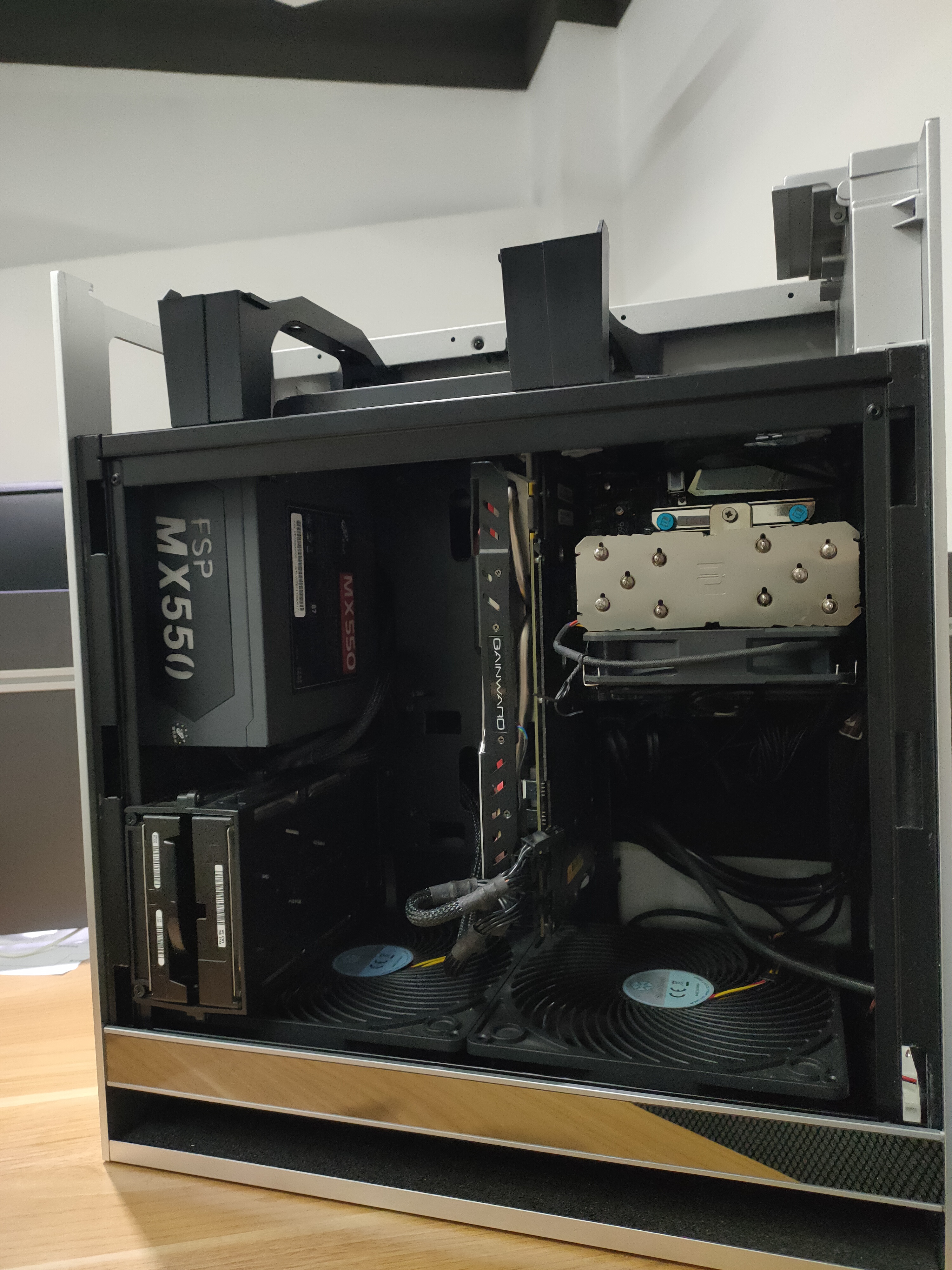 银欣ft05机箱做工真心渣感觉垂直风道也挺有意思