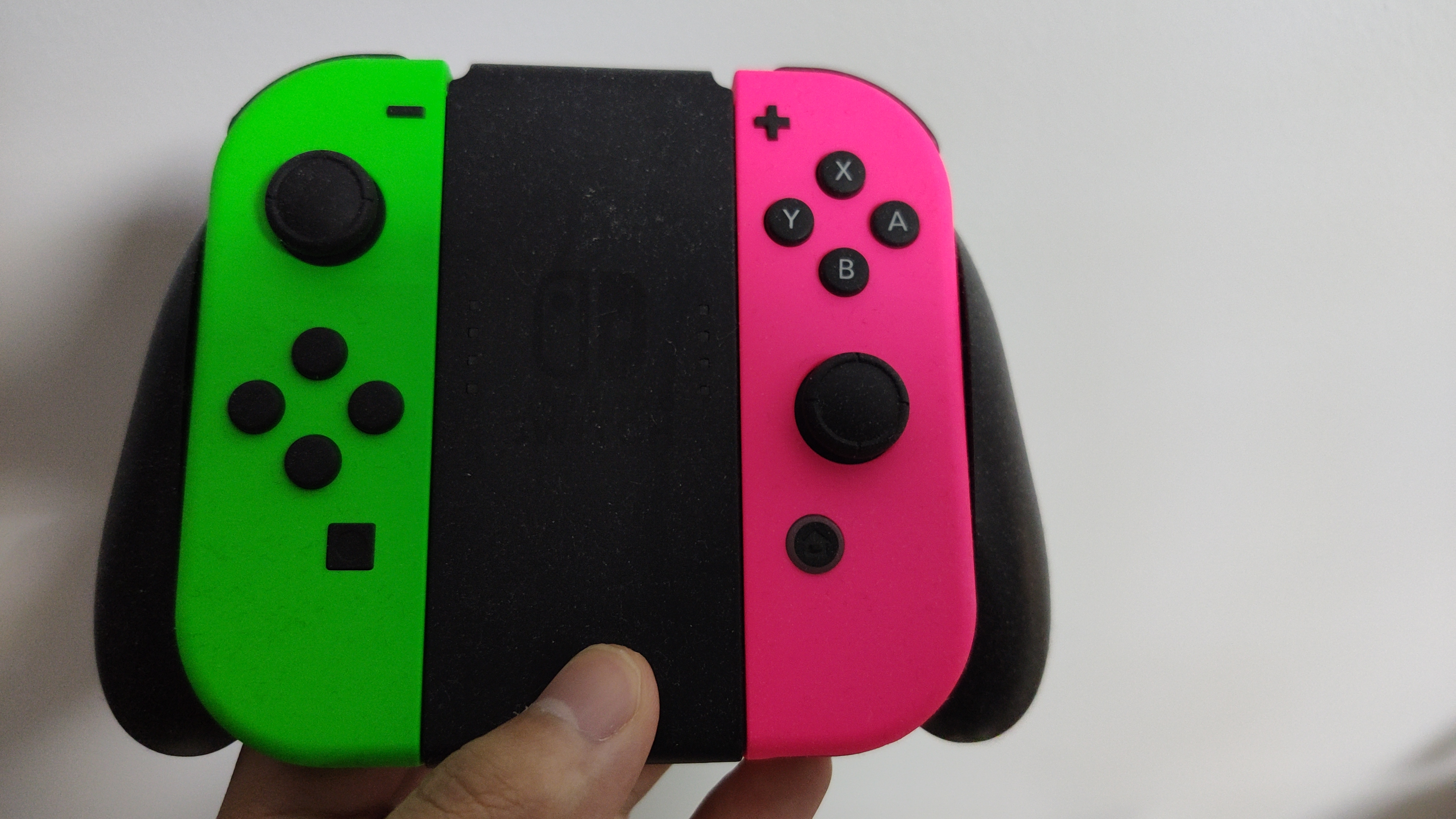 游戏外设出一对几乎全新的joycon粉绿手柄带底座425元