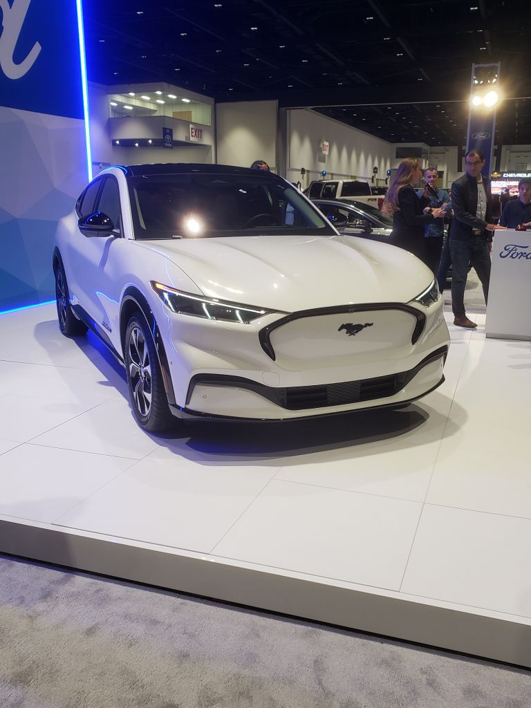 福特新出的野马电动车看起来挺炫的嘛