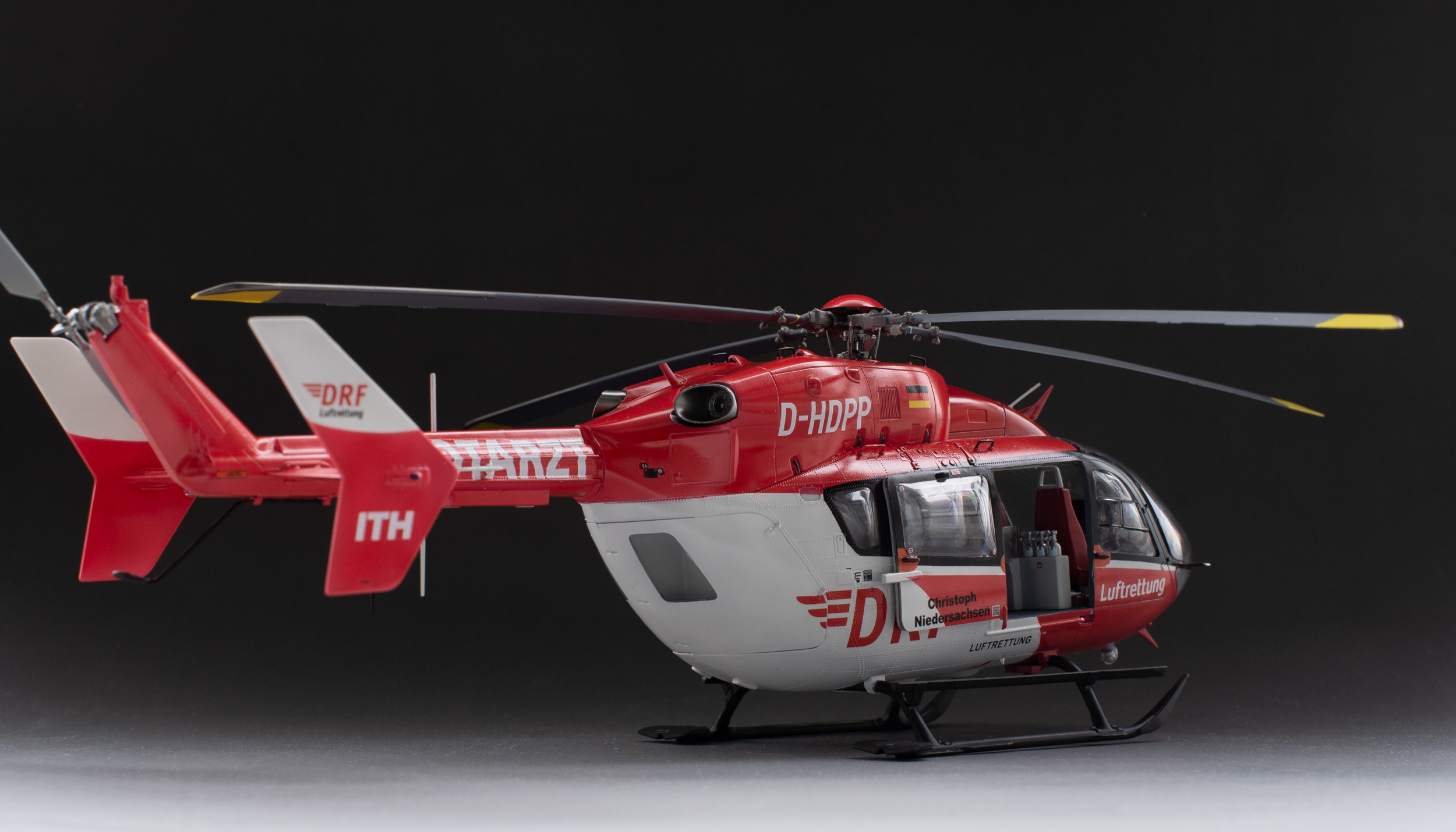 本版稀有题材revell132空客ec145医疗救援直升机