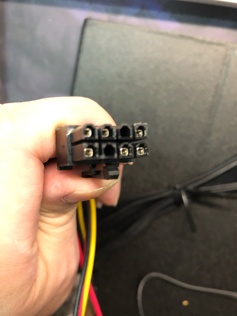 正在装机才发现cpu8pin有2pin没有铜片正常吗