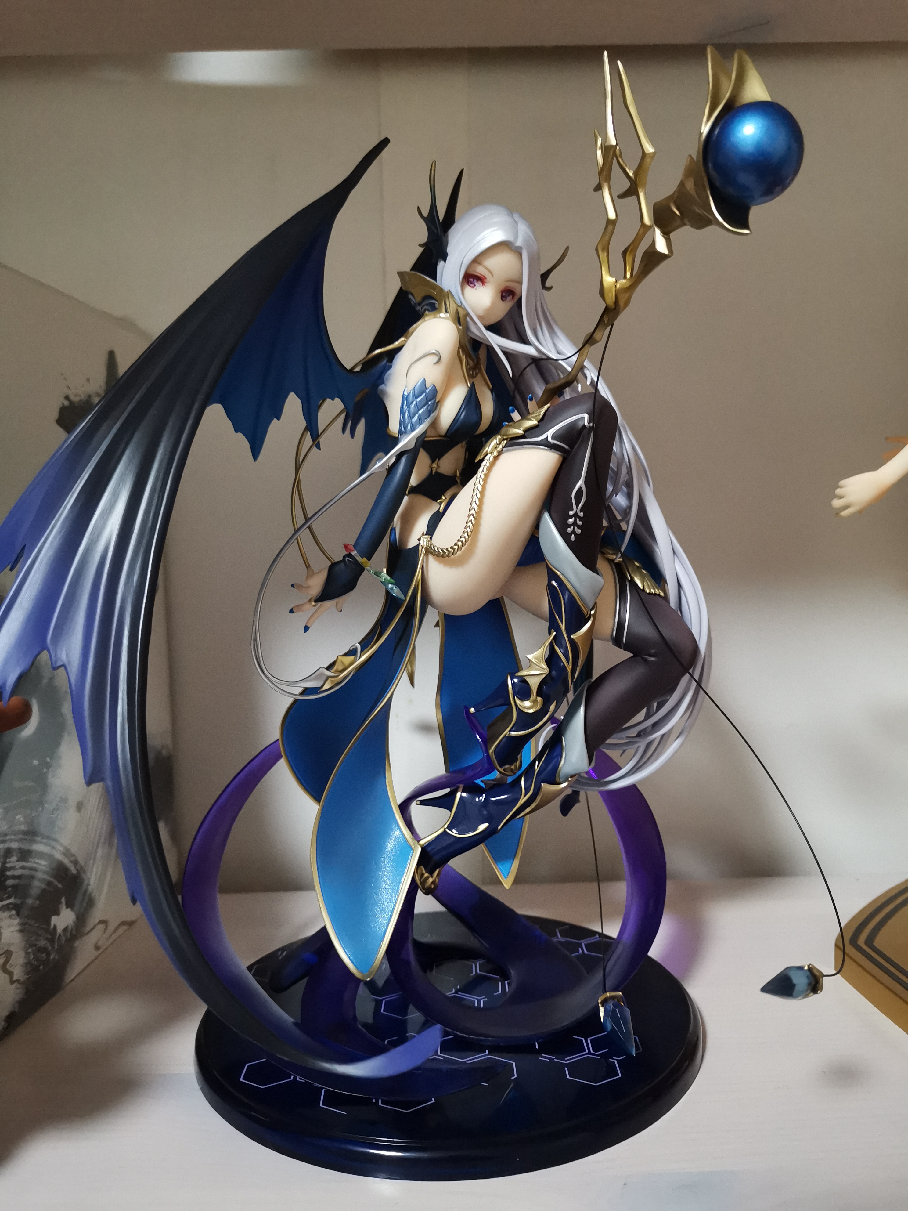 求教不小心把手办摔得半断不断怎么修复啊