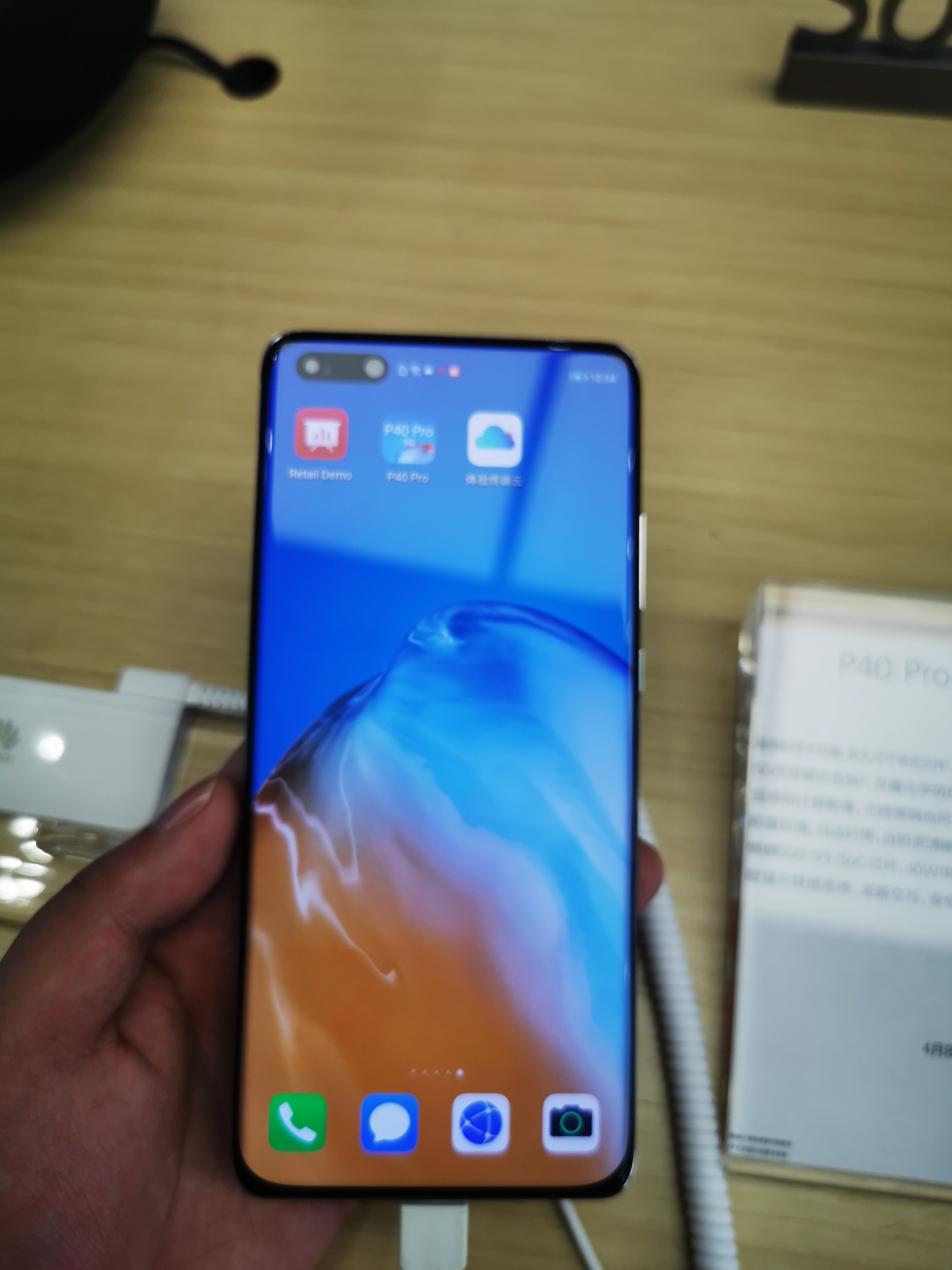 到实体店看了华为p40pro质感真心爆炸不钻研手机参数的线下群众估计