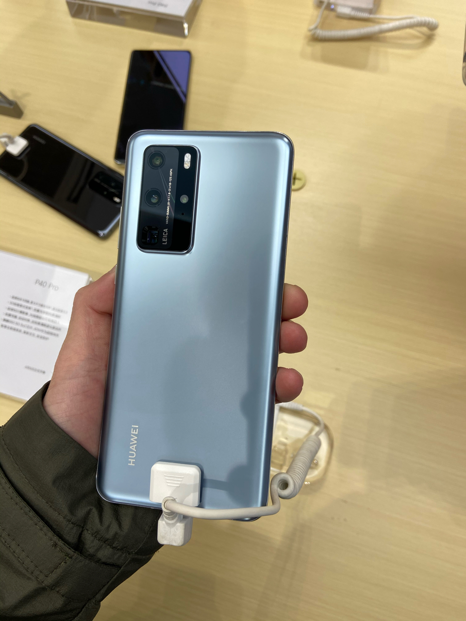 去体验店摸了一把p40银色真的太好看了
