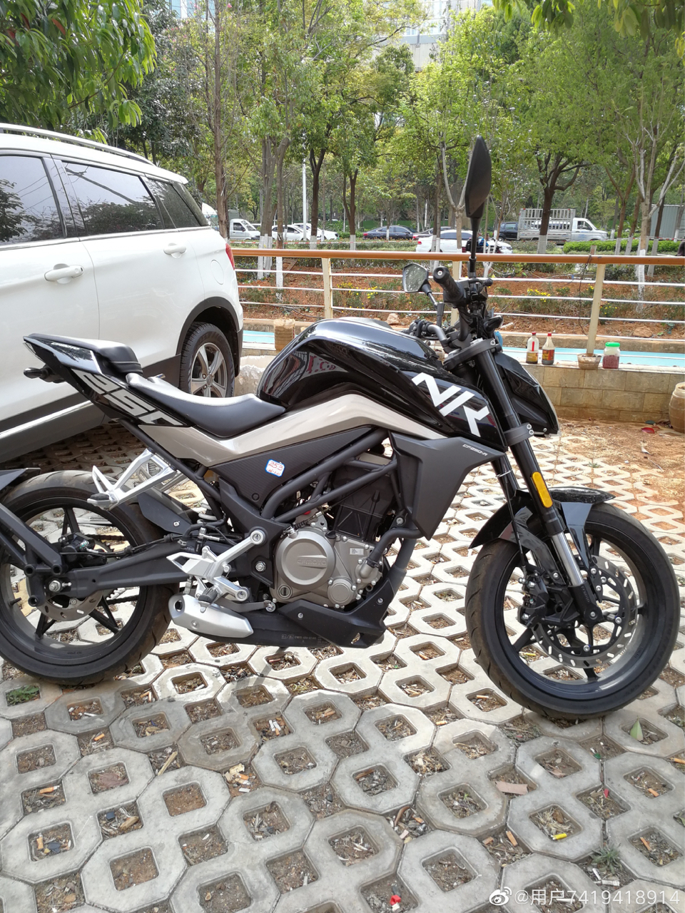 人生第一台摩托选择预算两万本田cbr190还是春风nk250