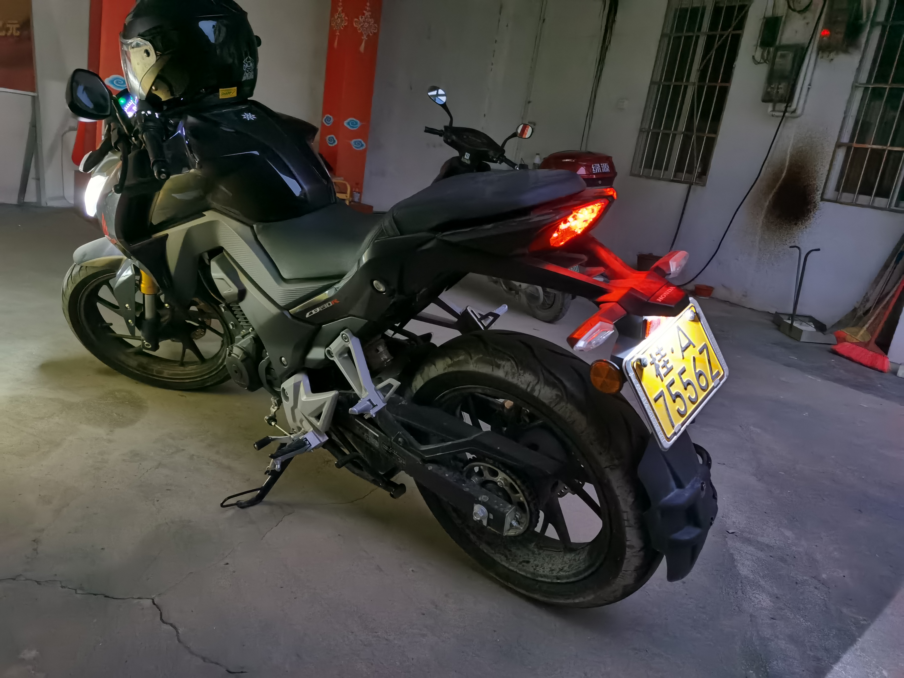 人生第一台摩托选择预算两万本田cbr190还是春风nk250