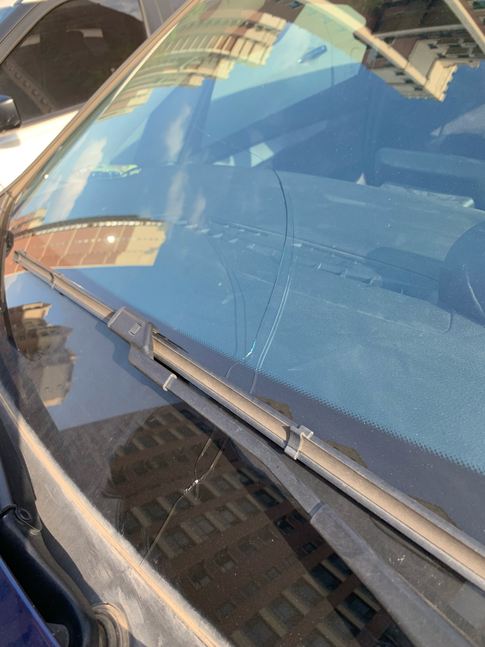 前挡风玻璃裂纹怎么办?