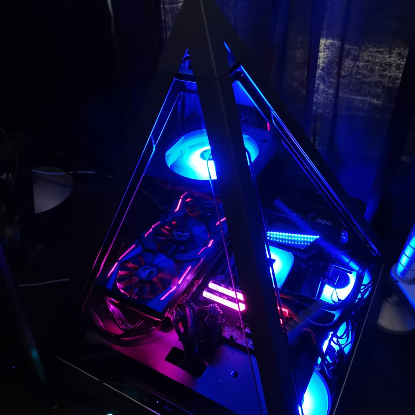 换了azza的金字塔机箱和ek的水冷,舒服了,有一个问题想问下