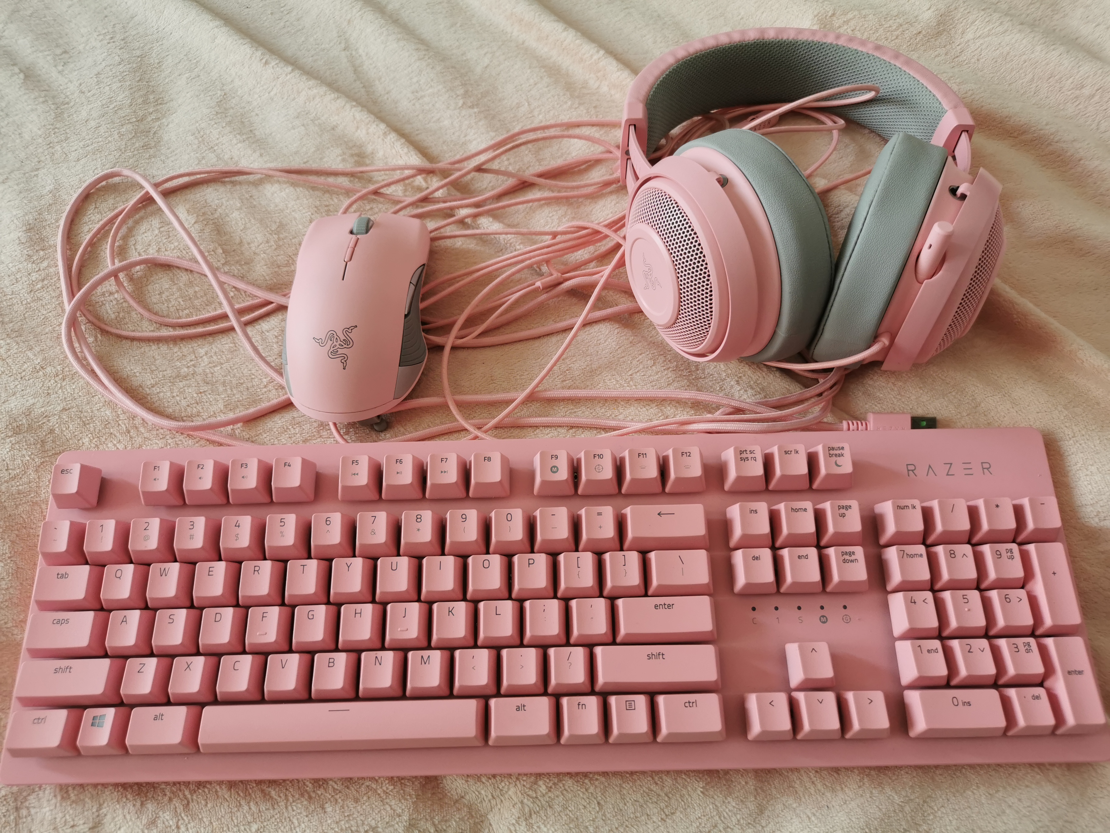 [电脑外设]雷蛇粉晶套装,键盘耳机鼠标,猛男必备