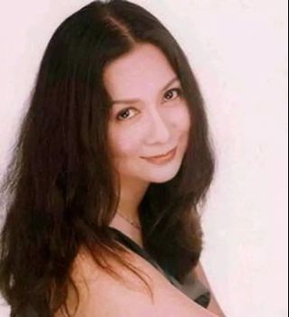 艾丽斯明明是年轻时候的何晴