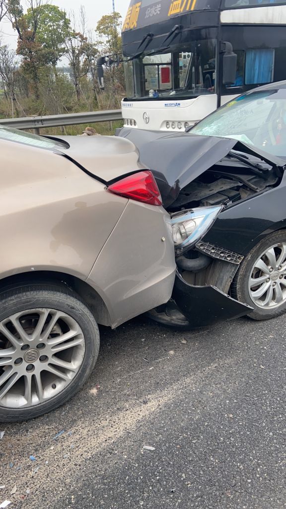 新鲜的高速追尾人在车中坐祸从天上来