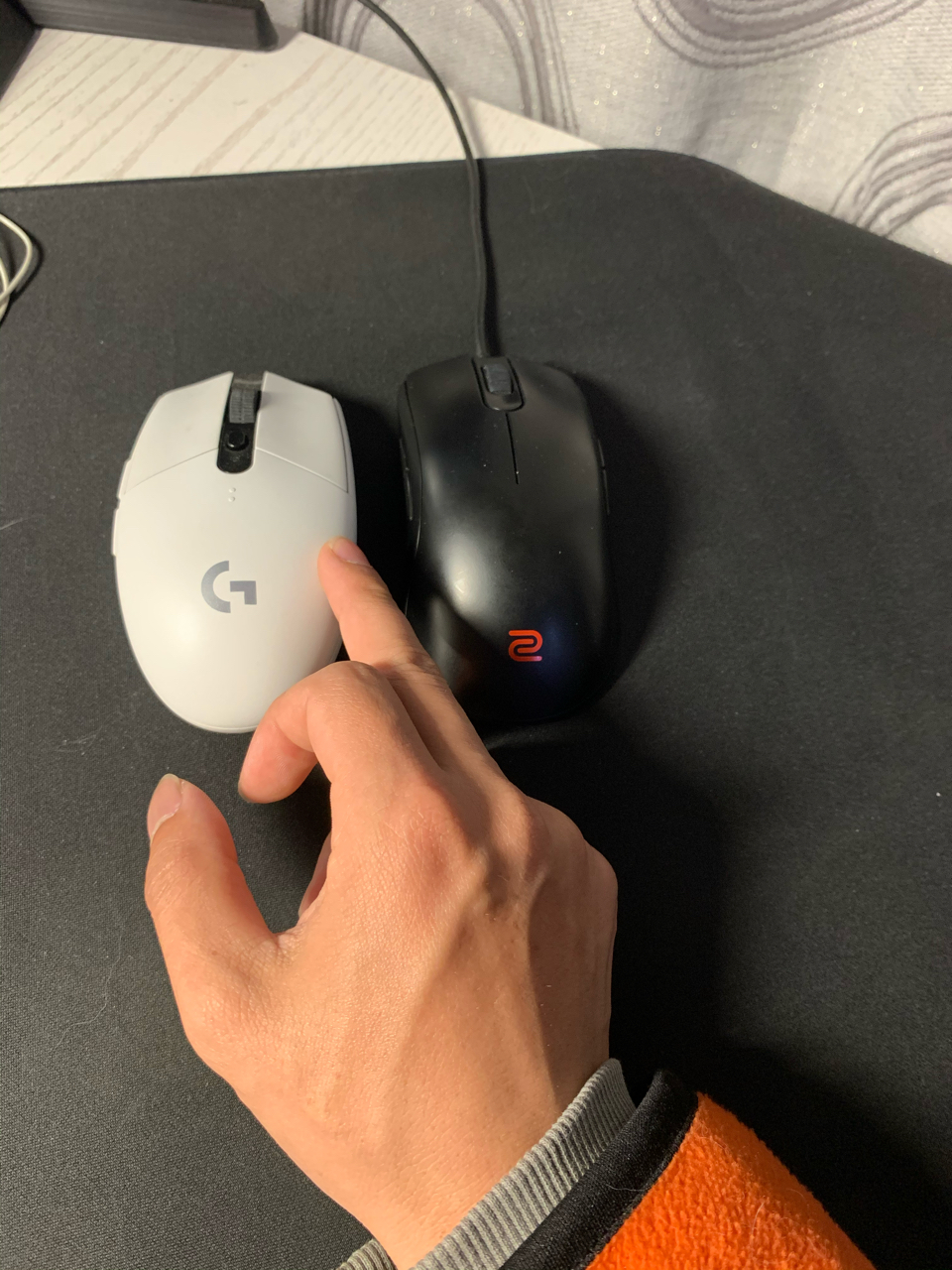 最近热门的毒蝰mini刚到,跟手上的g304和g102第二代做个对比