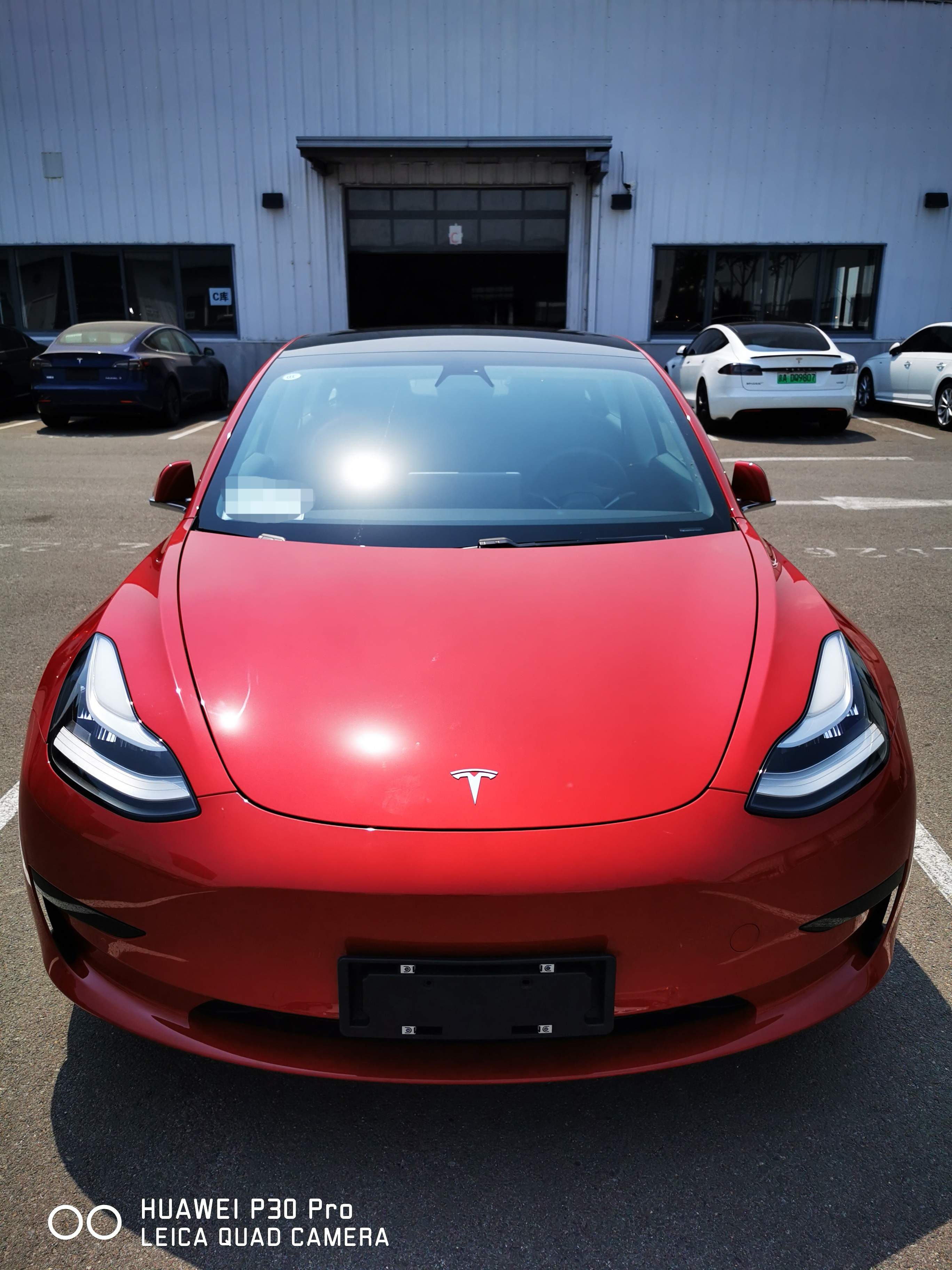 新鲜出炉的红色国产model3