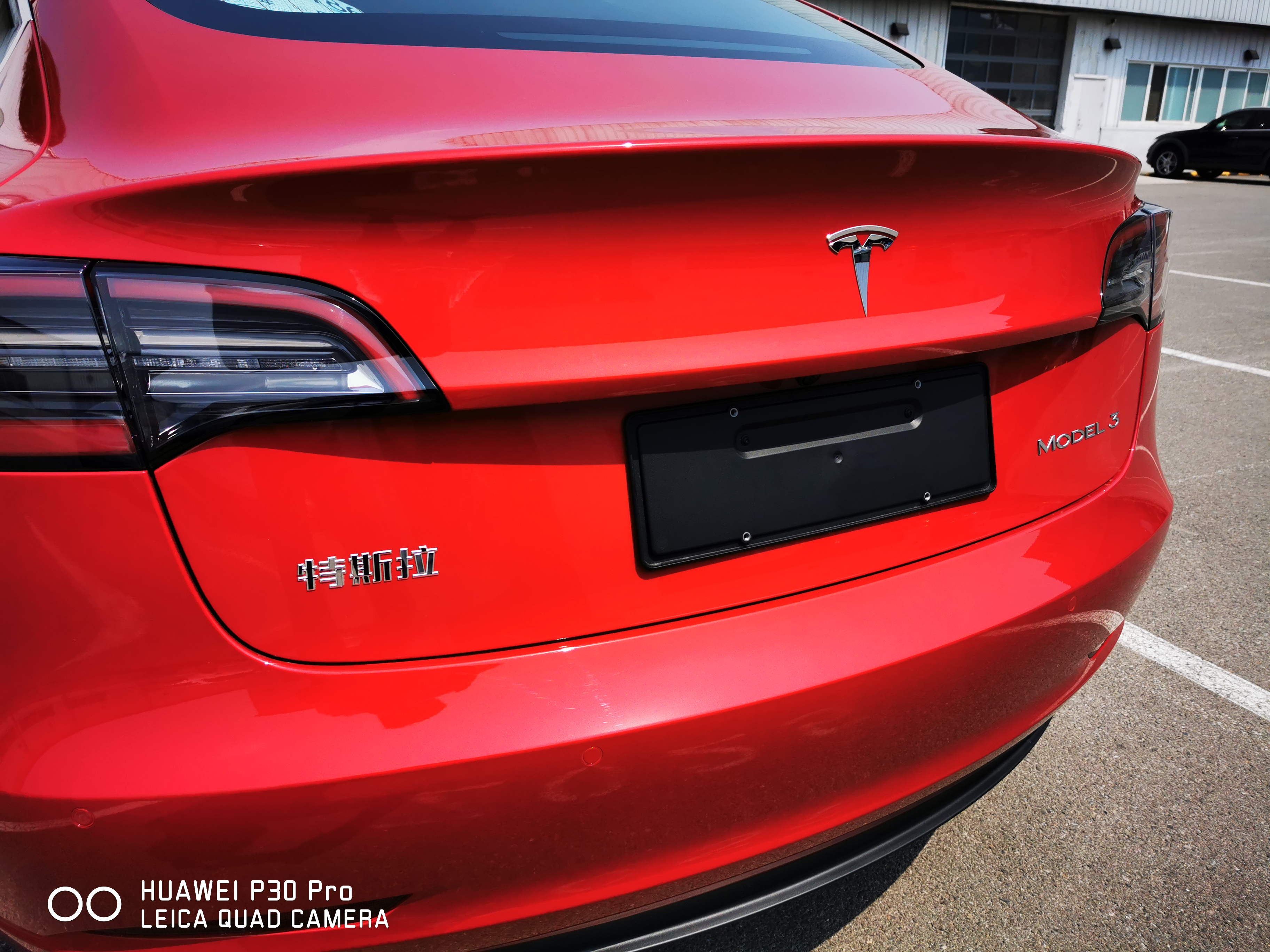 新鲜出炉的红色国产model3