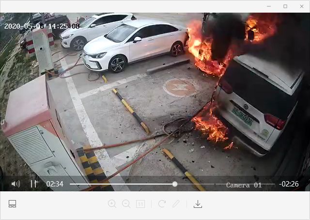 深圳一起电动车充电时自燃秧及边上的车辆