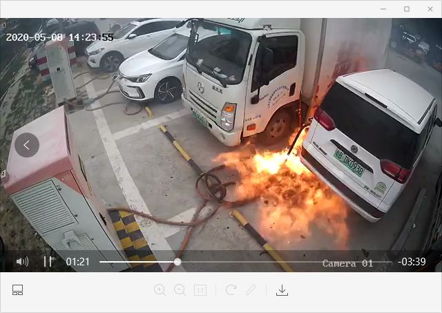 深圳一起电动车充电时自燃秧及边上的车辆