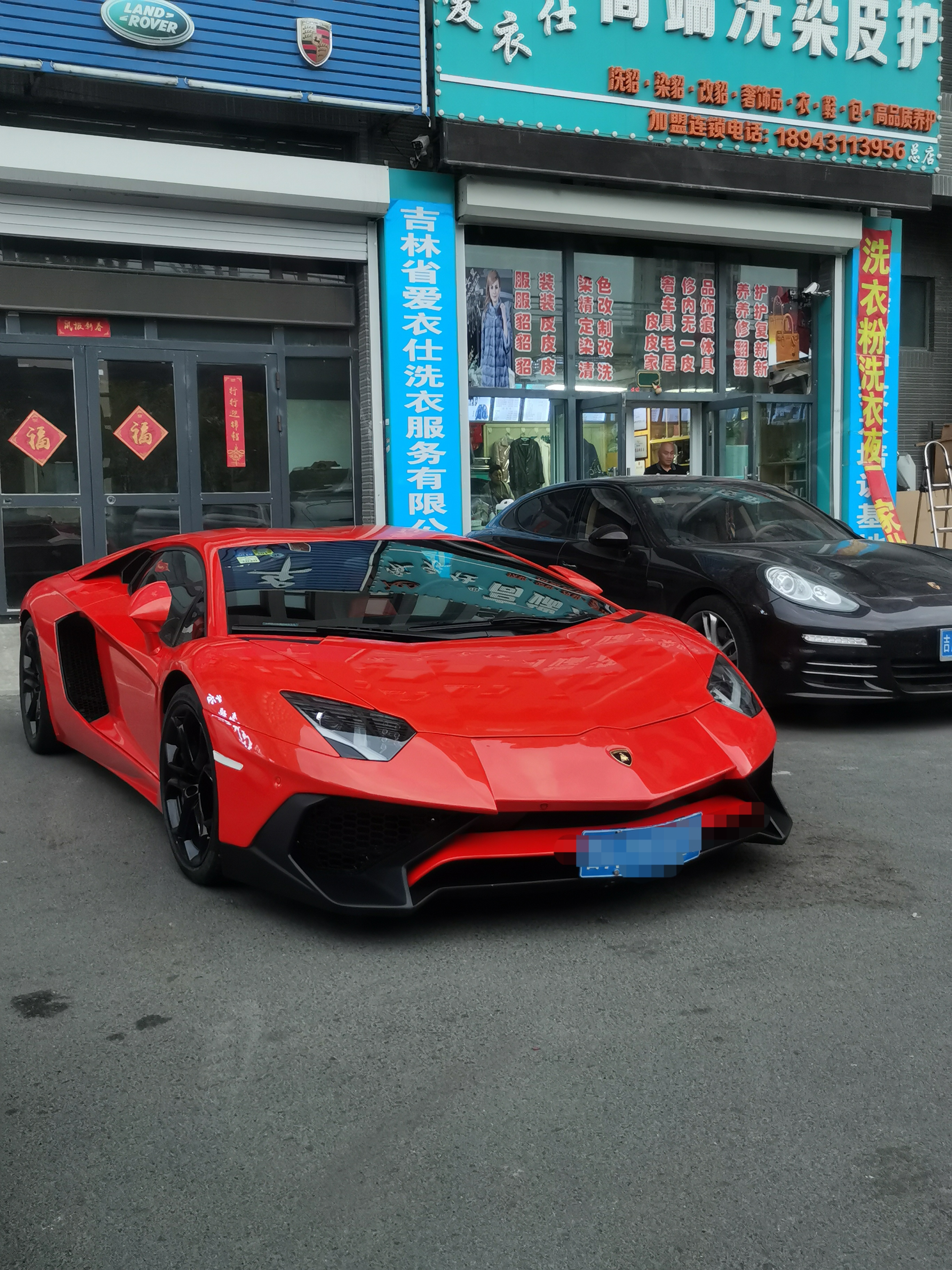 现在路上豪车真的多了啊这两天看到两辆以前没见过颜色的牛牛