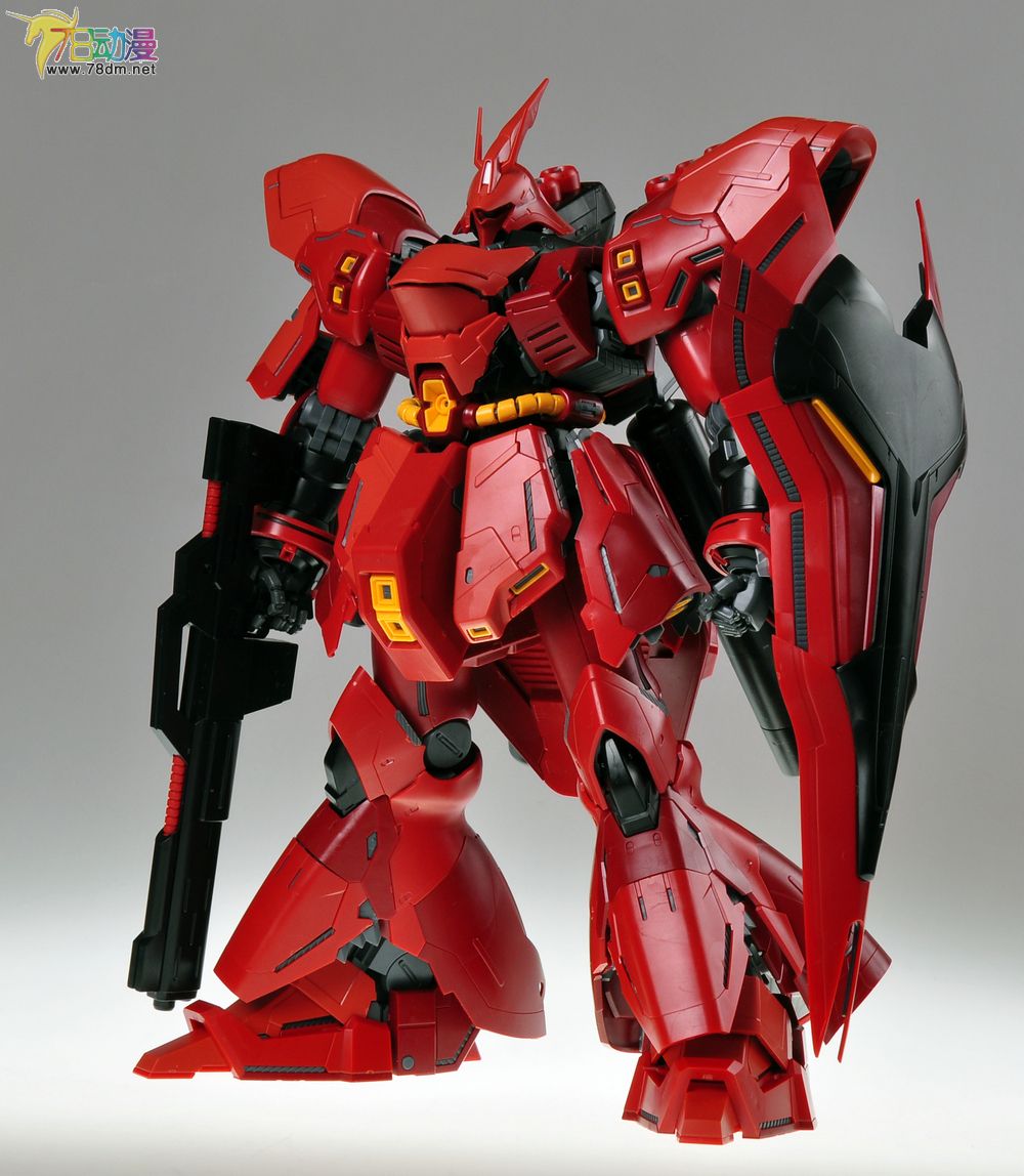 牛高达圆润的腿和棱角分明的胸对比有些违和感