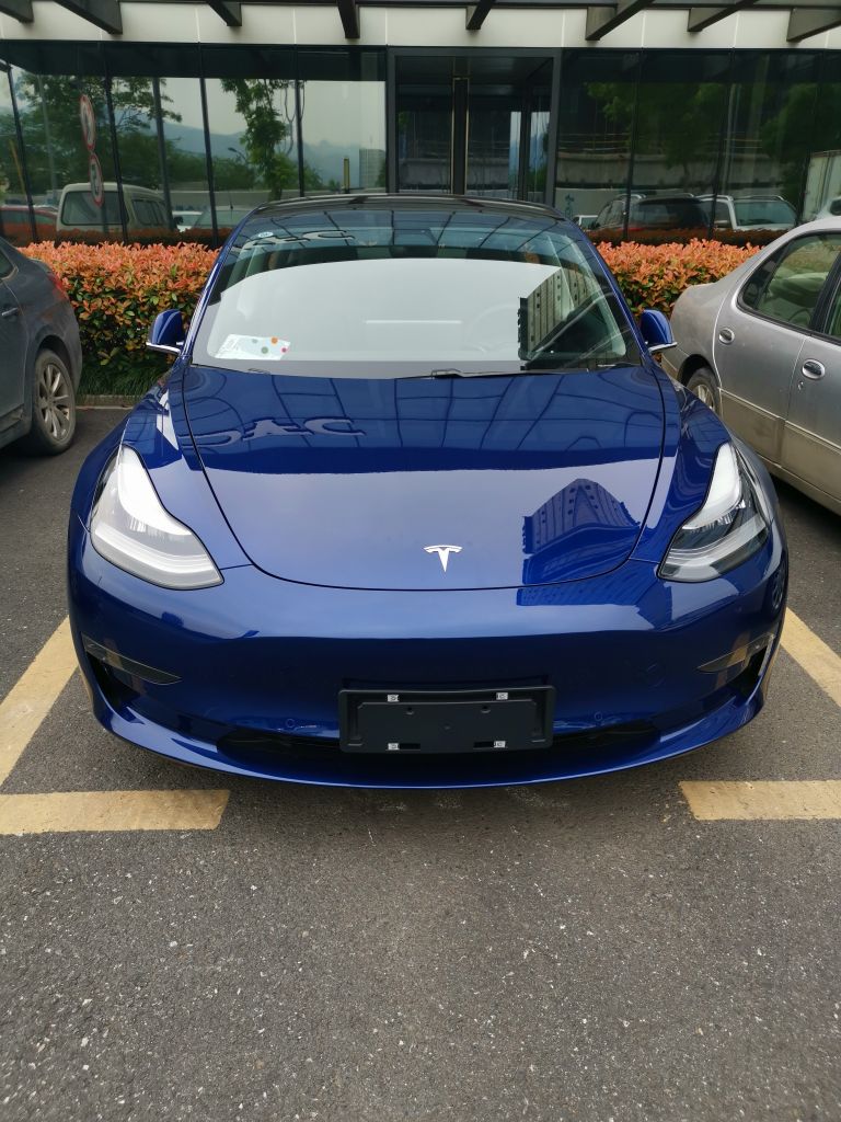 有一个思考人生的过程,也就是所谓的涡轮迟滞,然而电动车是说走就走