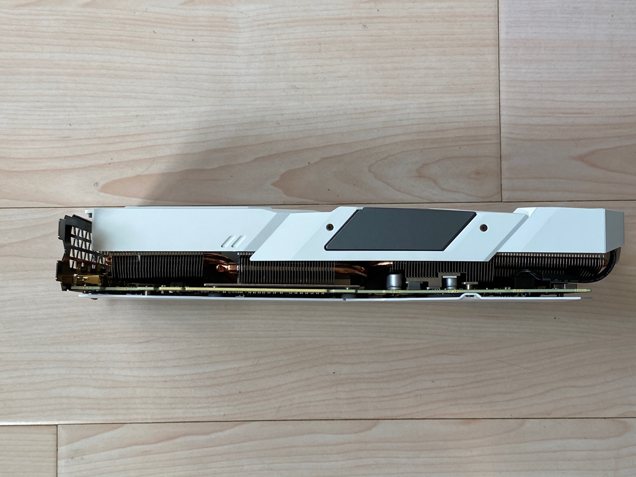 有技嘉显卡的帮忙看看背板这样有点弯是正常的吗