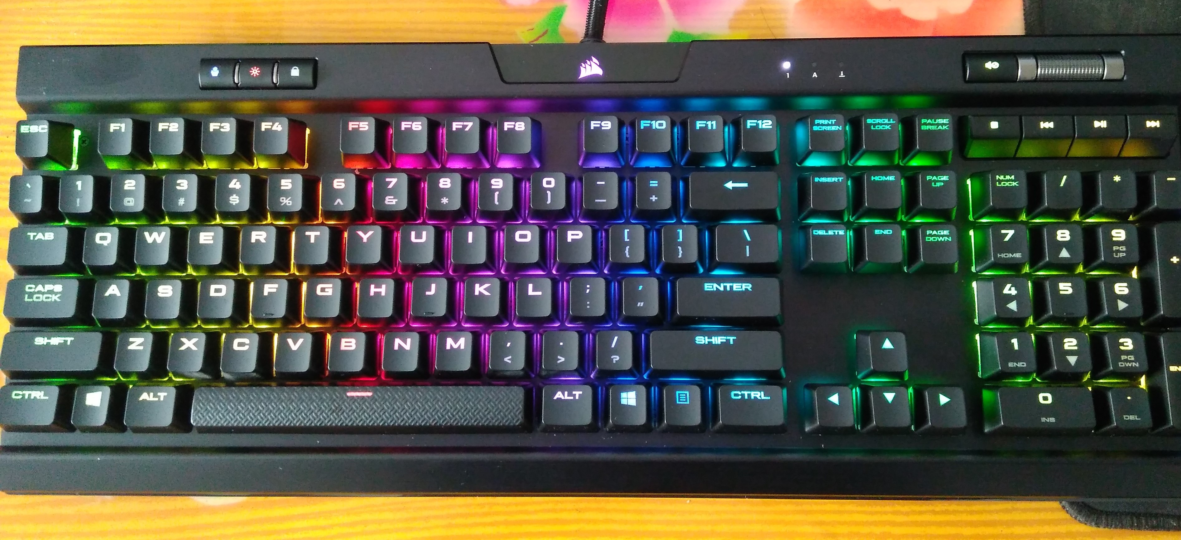 作业贴海盗船k70rgb红轴简单开箱