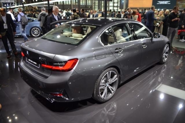 2021款宝马3,增加火山红内饰,标配无钥匙进入.