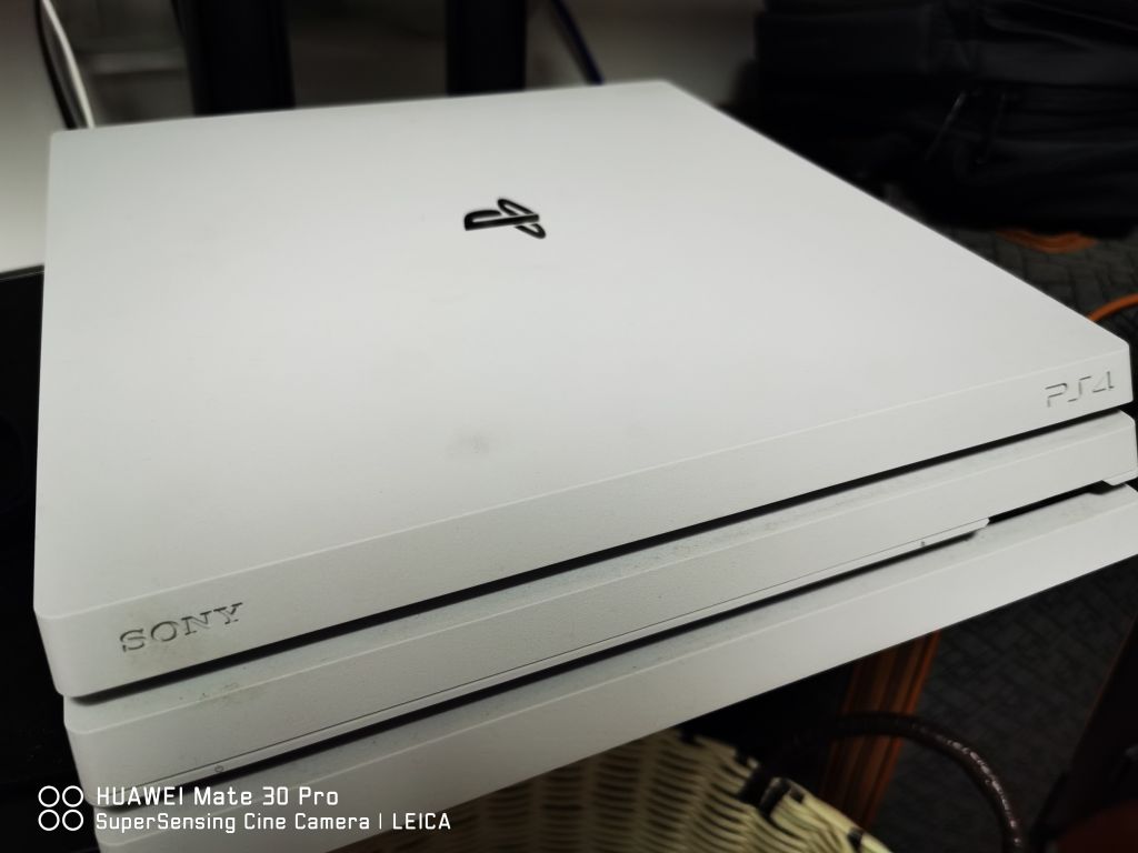 求购询价请发求购版国行ps4pro白色港版系统15t固态硬盘9成新