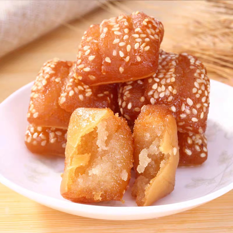 请问有一种外面裹糖液,厚片状的油炸食品,叫什么名字?常跟麻花一起卖.