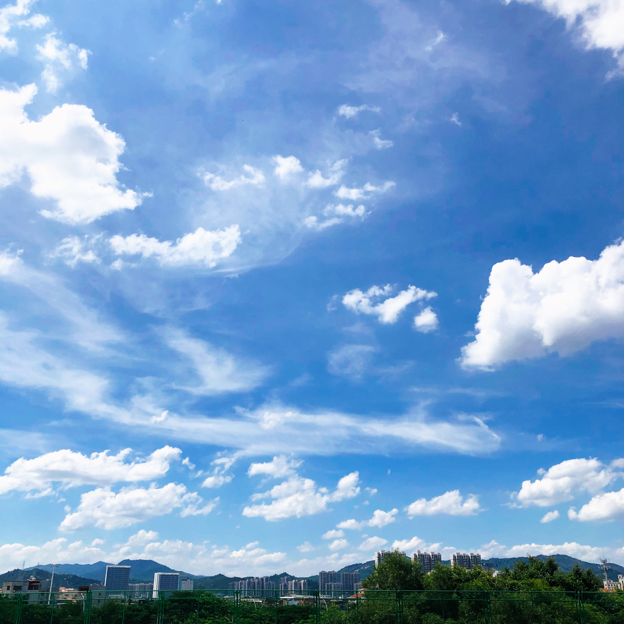 深圳的晴天白云和蓝调时刻