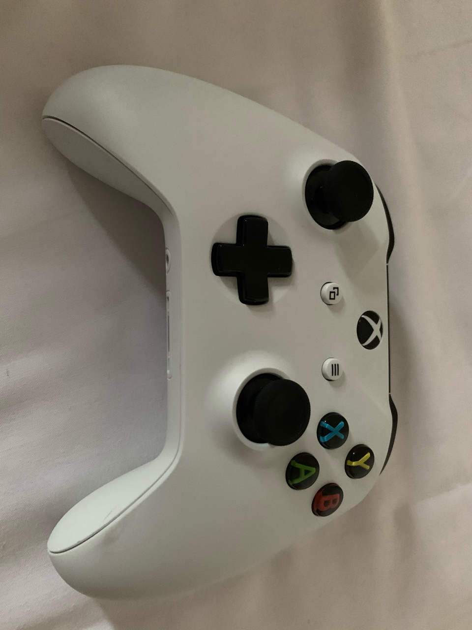 出一个xboxones蓝牙手柄