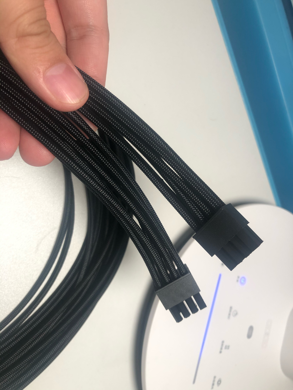 现在华硕雷神电源申请的cpu电源线是咋样的