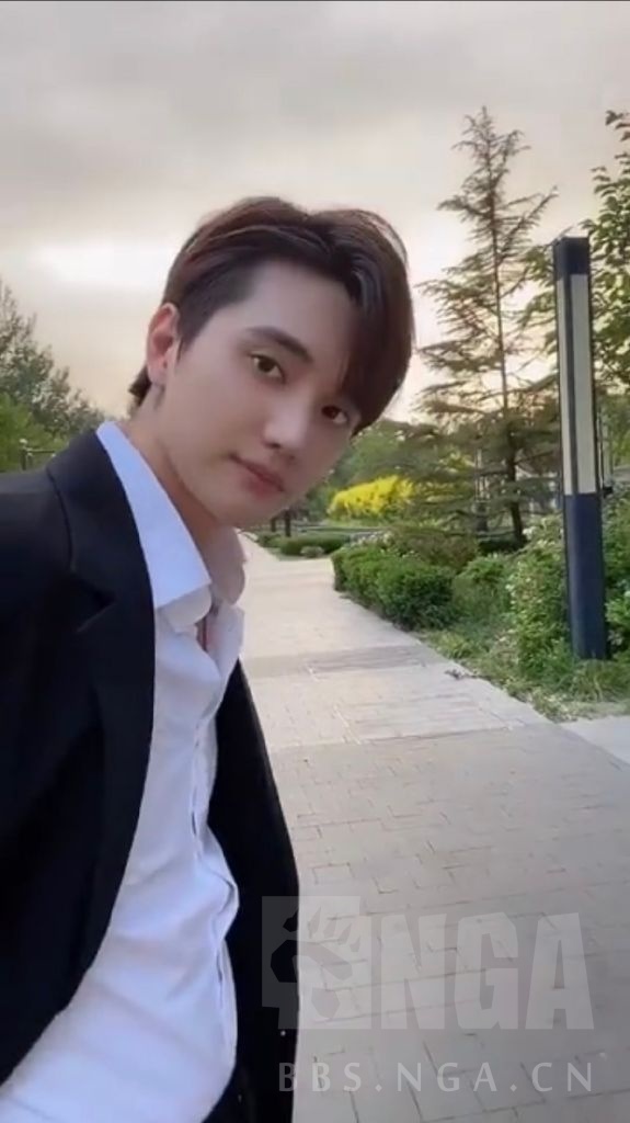 有待证实以前在湖南台天天向上主持节目的韩国人小五跟owl里的鸟环有