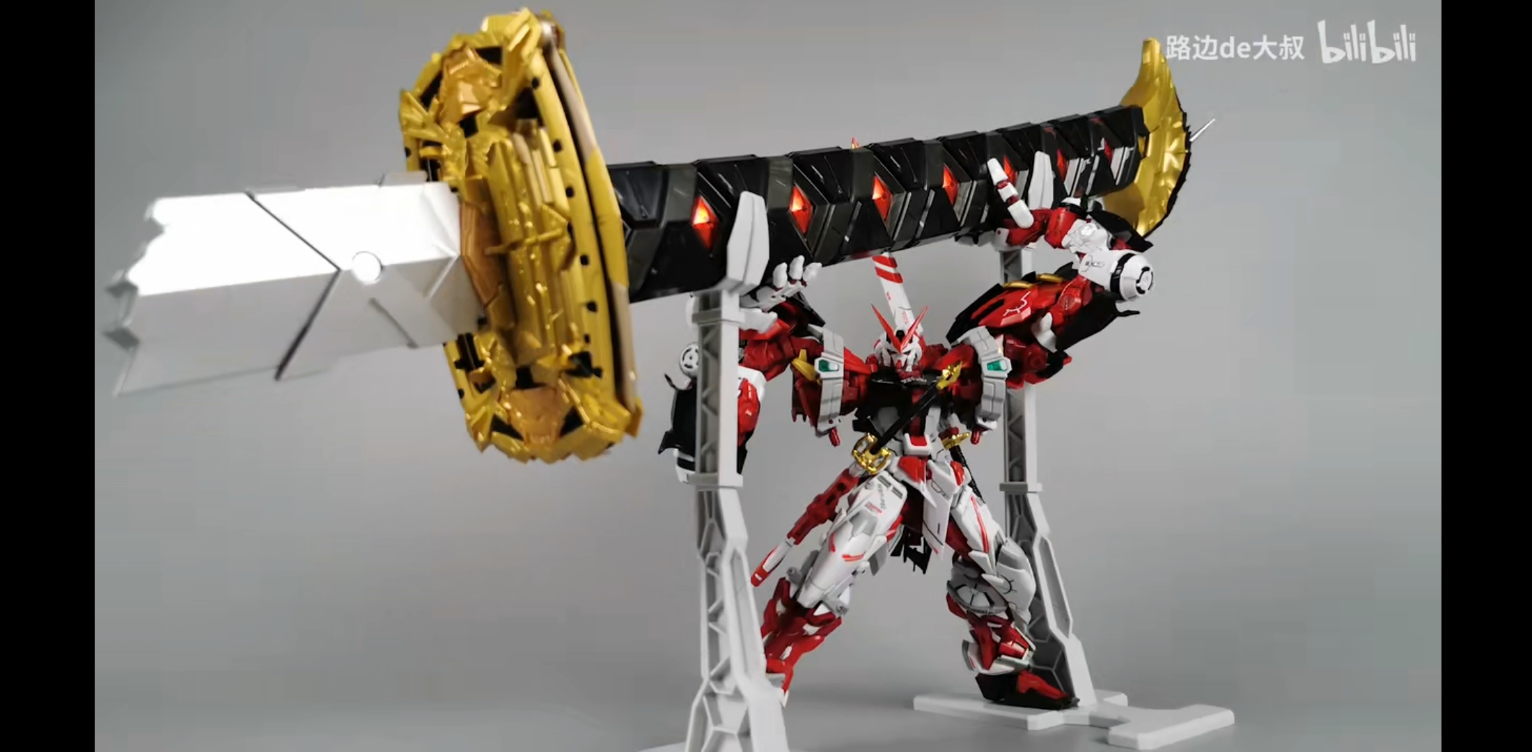 雷律这两个臂铠太威武了,还有那个大长刀,好想要手办.