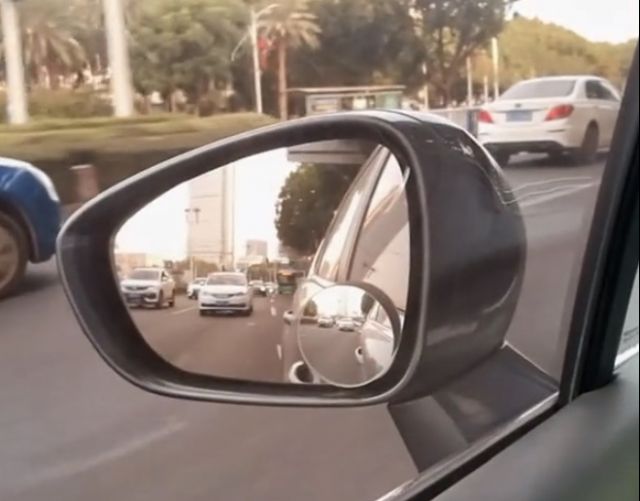 后视镜猜车,挺突兀啊