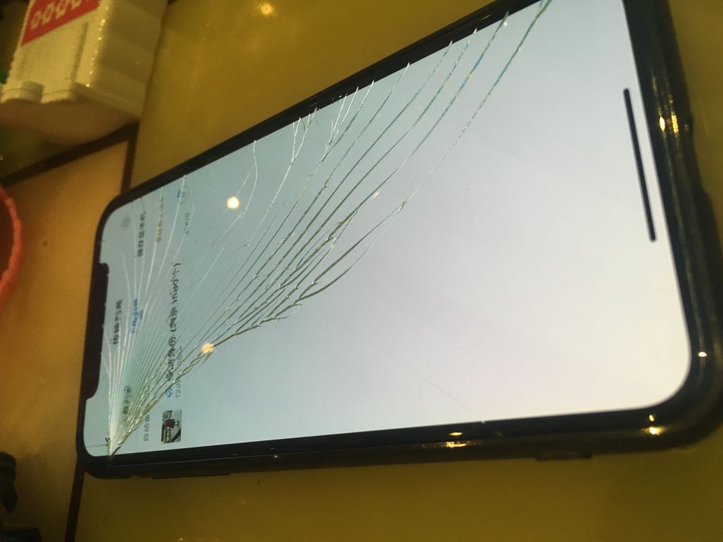 苹果x屏幕破碎图片图片