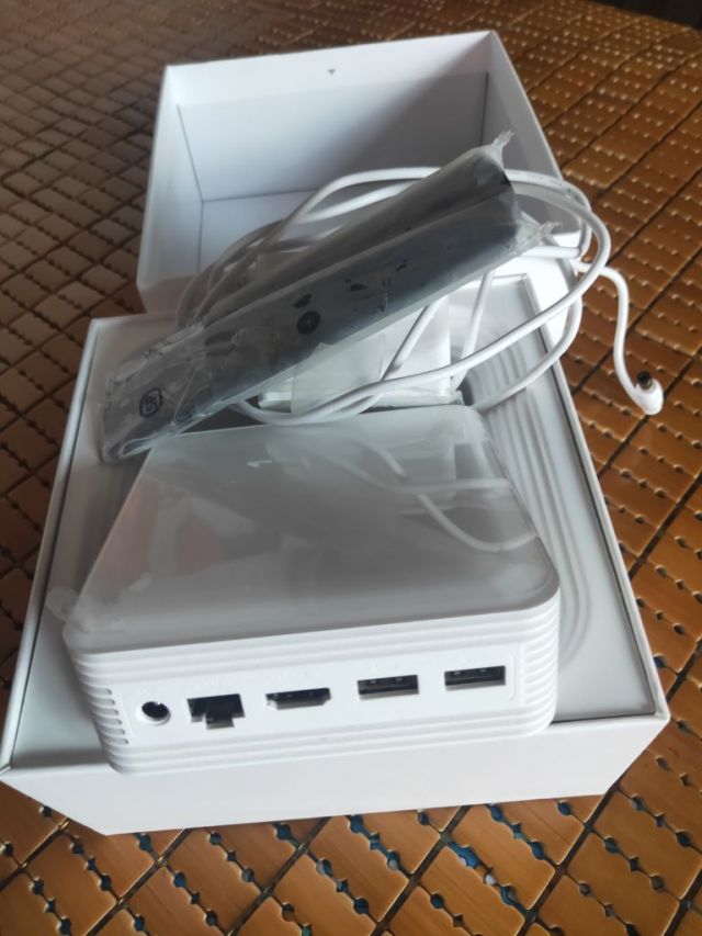 [其他]出个99新白色n1盒子电源 遥控器都有 目前是w2.2系统